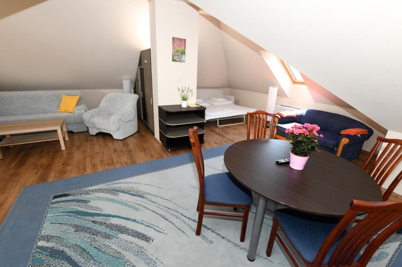 Ezuesthid Hotel Veszprem Bagian luar foto