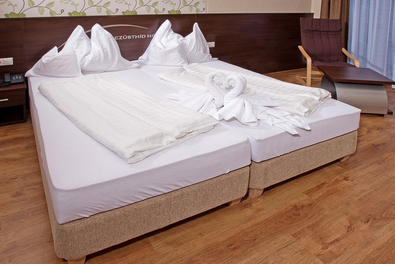Ezuesthid Hotel Veszprem Bagian luar foto