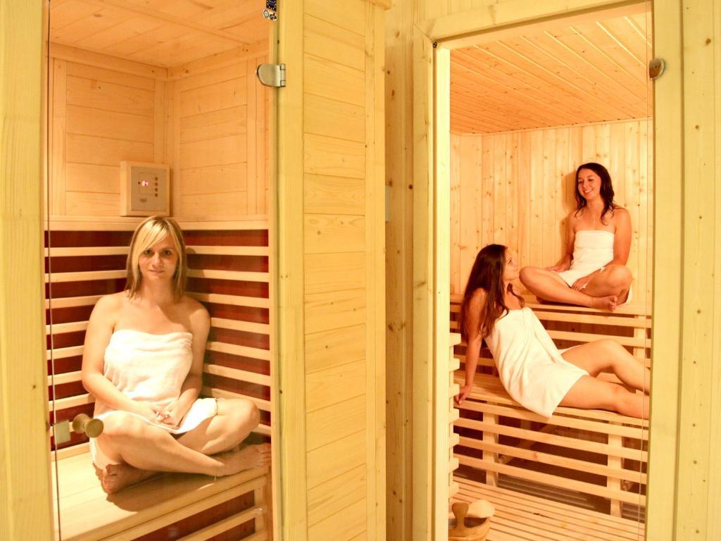 Ezuesthid Hotel Veszprem Bagian luar foto