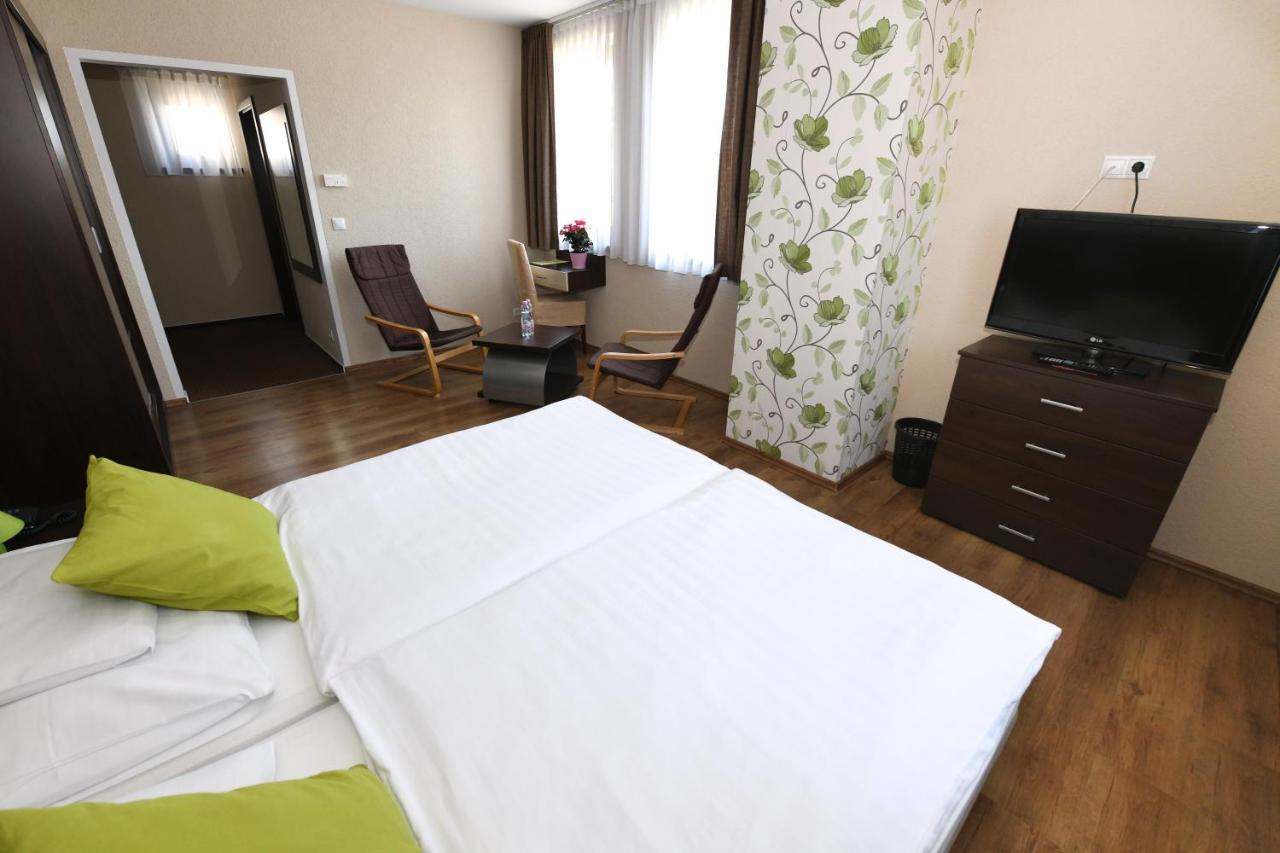Ezuesthid Hotel Veszprem Bagian luar foto